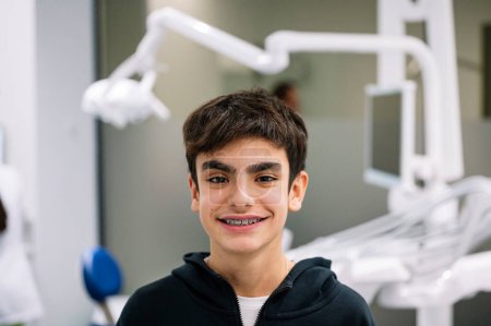 Foto de Adolescente en la clínica dental poniendo soporte para corregir los dientes - Imagen libre de derechos