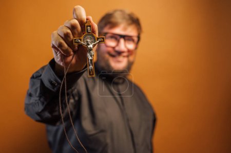 Téléchargez les photos : Portrait d'un prêtre exorciste avec crucifix et chemise noire. - en image libre de droit