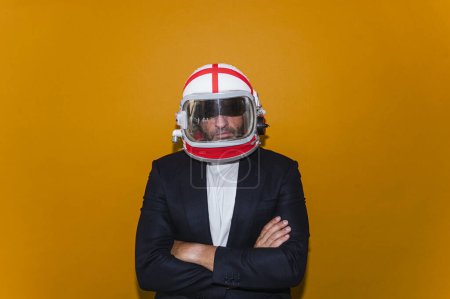 Téléchargez les photos : Homme d'affaires avec casque astronaute regardant vers le côté - en image libre de droit