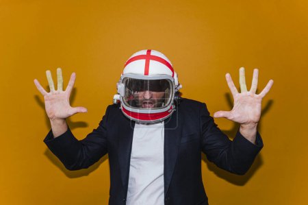 Téléchargez les photos : Homme d'affaires avec casque astronaute tenant les mains exaltées - en image libre de droit