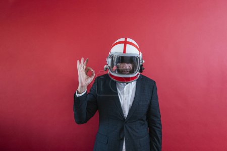 Téléchargez les photos : Homme d'affaires avec casque astronaute regardant vers le côté - en image libre de droit