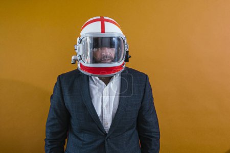 Foto de Empresario con casco de astronauta mirando hacia un lado - Imagen libre de derechos