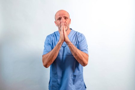 Téléchargez les photos : Portrait d'un physiothérapeute en robe bleu clair et les mains ensemble plaidant. - en image libre de droit