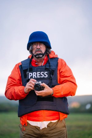 Téléchargez les photos : Reporter en gilet pare-balles tenant une caméra. - en image libre de droit