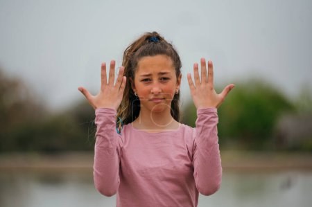 Foto de Retrato de una chica mostrando las manos al aire libre. - Imagen libre de derechos