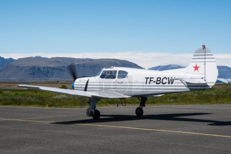 Foto de Hornafjordur Islandia - 25 de junio de 2022: TF-BCW Private Yakolev Yak-18T airplane taxiing at Hornafjordur airport - Imagen libre de derechos