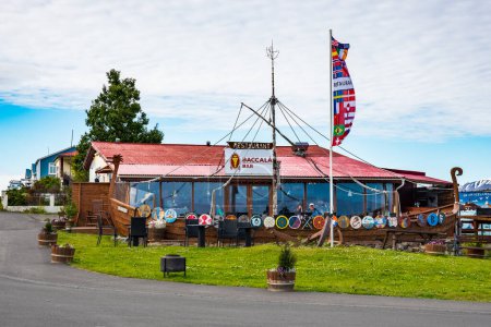 Foto de Hauganes Islandia - 21 de julio. 2022: Baccala Bar restaurante en el pueblo de Hauganes en Eyjafjordur en Islandia del Norte - Imagen libre de derechos