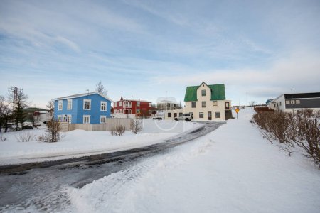 El pueblo en la isla de Hrisey en el norte de Islandia en un día de invierno nevado