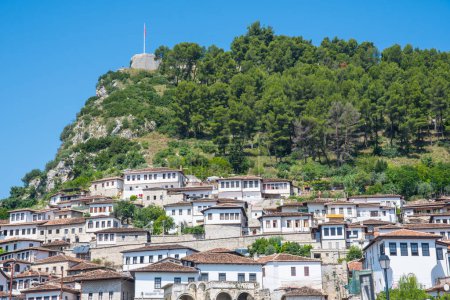 Téléchargez les photos : Vue sur le site du patrimoine mondial de l'Unesco de la ville de Berat en Albanie - en image libre de droit