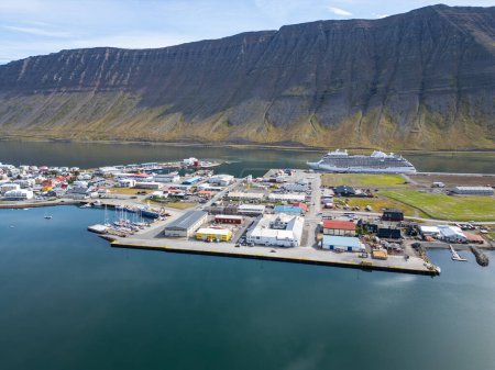 Foto de Vista aérea de la ciudad de Isafjordur en los fiordos occidentales islandeses - Imagen libre de derechos