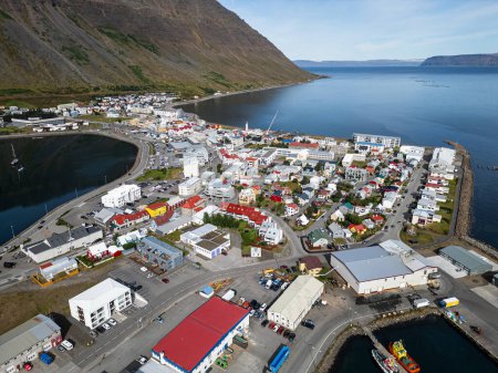 Foto de Vista aérea de la ciudad de Isafjordur en los fiordos occidentales islandeses - Imagen libre de derechos