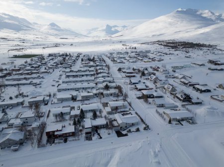 vue aérienne de la ville de Dalvik à Eyjafjordur dans le nord de l'Islande par une journée d'hiver
