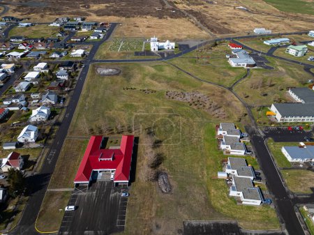 Luftaufnahme der Stadt Dalvik im Norden Islands an einem Frühlingstag