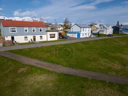 vista aérea del pueblo en la isla de Hrisey en el norte de Islandia