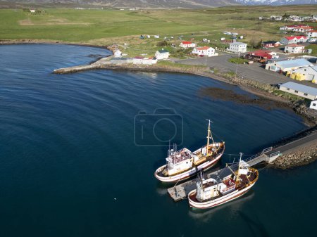 Luftaufnahme der Stadt Hauganes im Norden Islands an einem sonnigen Frühlingstag