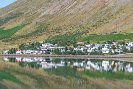 Stadt Isafjordur im Westen Islands spiegelt sich im Meer
