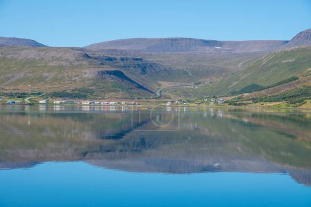 Foto de Ciudad de Isafjordur en el oeste de Islandia refleja en el mar - Imagen libre de derechos