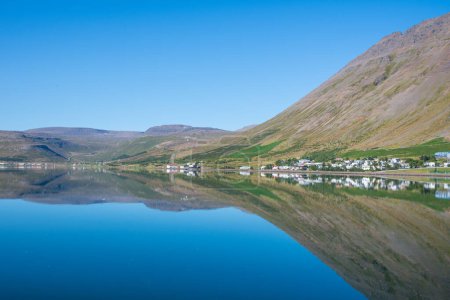 Foto de Ciudad de Isafjordur en el oeste de Islandia refleja en el mar - Imagen libre de derechos