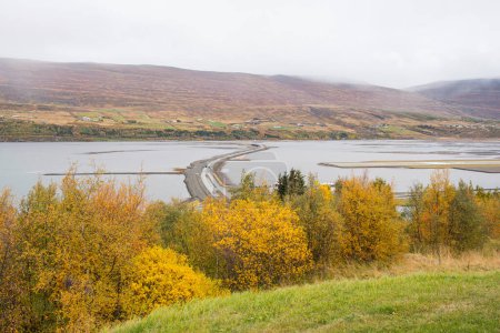 Route à travers Eyjafjordur près d'Akureyri dans le nord de l'Islande