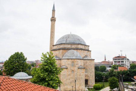 Mezquita Sinan Pasha en la ciudad de Prizren en Kosovo en los balcanes