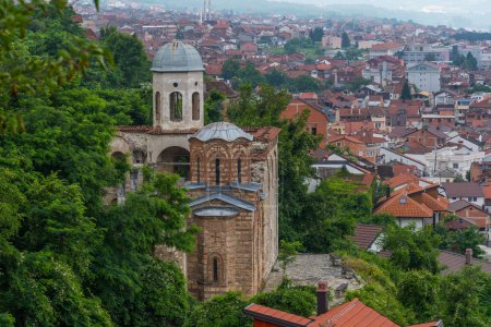 Iglesia ortodoxa serbia "Sveti Spas" en la ciudad de Prizren en Kosovo