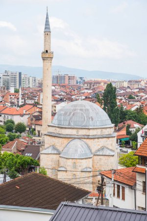Mezquita Sinan Pasha en la ciudad de Prizren en Kosovo en los balcanes