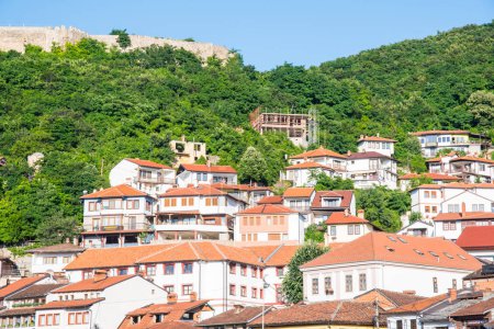 Ciudad de Prizren en Kosovo con el castillo al fondo