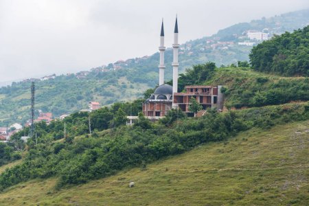 Mezquita en las colinas de la ciudad de Prizren en Kosovo en los Balcanes