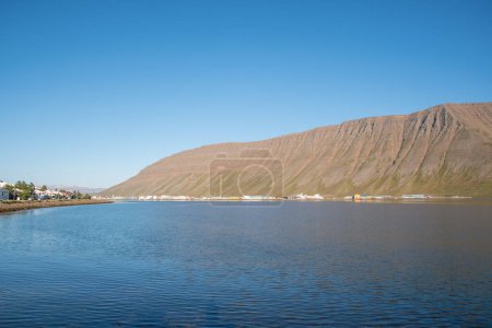 Foto de Ciudad de Isafjordur en Skutulsfjordur fiordo en el oeste de Islandia - Imagen libre de derechos