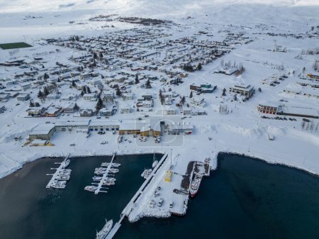Luftaufnahme des Hafens von Dalvik im Eyjafjordur im Norden Islands