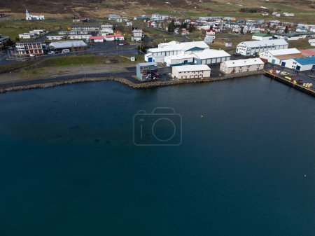 Luftaufnahme der Stadt Dalvik im Norden Islands an einem Frühlingstag