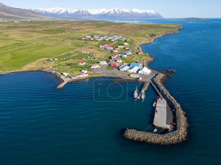 Luftaufnahme der Stadt Hauganes im Norden Islands an einem sonnigen Frühlingstag