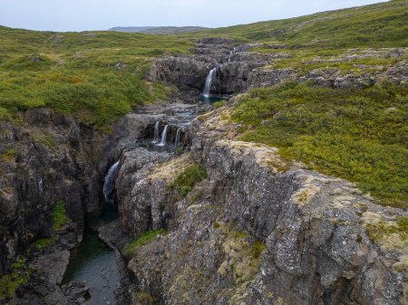 Der Fluss und Wasserfall von Thingmannaa in Vatnsfjordur in den isländischen Westfjorden