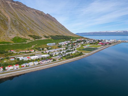 Foto de Vista aérea de la ciudad de Isafjordur en los fiordos occidentales de Islandia - Imagen libre de derechos