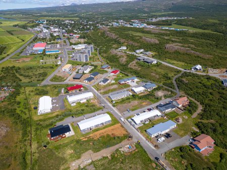 Luftaufnahme der Stadt Egilsstadir im Osten Islands