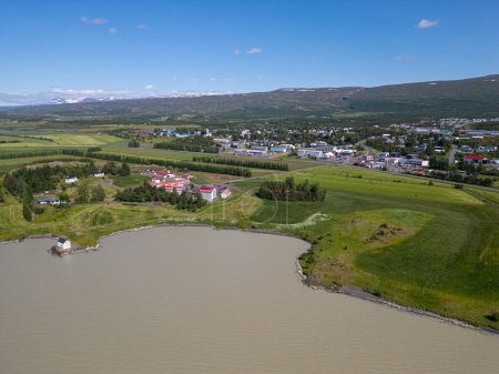 vista aérea de la ciudad de Egilsstadir en Islandia Oriental