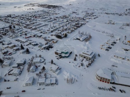 Luftaufnahme der Stadt Dalvik am Eyjafjordur im Norden Islands an einem Wintertag
