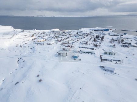vista aérea de la ciudad de Dalvik en Eyjafjordur en el norte de Islandia en un día de invierno