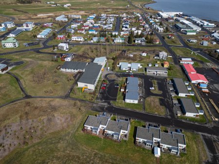 Vista aérea de la ciudad de Dalvik en el norte de Islandia en un día de primavera