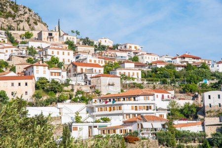 Stadt Dhermi an der albanischen Riviera an einem sonnigen Sommertag