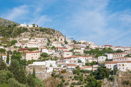 Stadt Dhermi an der albanischen Riviera an einem sonnigen Sommertag