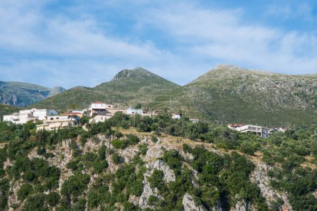 Hermoso paisaje de montaña de la ciudad de Dhermi en la Riviera albanesa