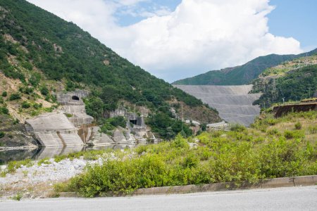 Téléchargez les photos : Centrale hydroélectrique de Fierza dans la campagne albanaise du nord - en image libre de droit