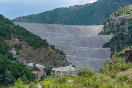 Téléchargez les photos : Centrale hydroélectrique de Fierza dans la campagne albanaise du nord - en image libre de droit