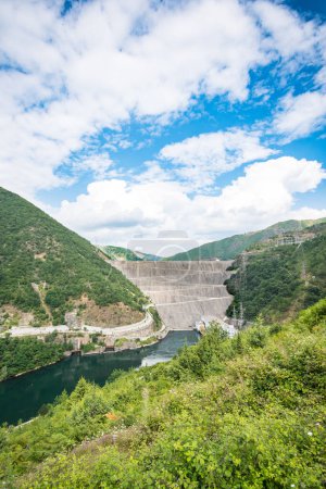 Wasserkraftwerk Fierza in der nordalbanischen Landschaft