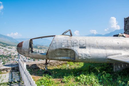 Foto de Gjirokastra Albania - 4 de julio. 2023: Lockheed T-33 Shooting Star en exhibición en el castillo de Gjirokastra - Imagen libre de derechos