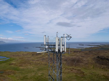 Antennes sur un mât dans la campagne islandaise