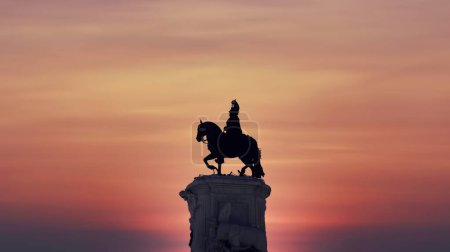 Silhouette der Statue von König Jose auf dem Praca da Figueira Platz in Lissabon, Portugal