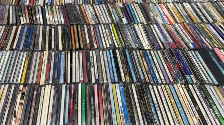 Téléchargez les photos : Istanbul, Turquie - Novembre 2011 : Une collection de nombreux disques compacts de musique dans leurs boîtes en plastique. - en image libre de droit