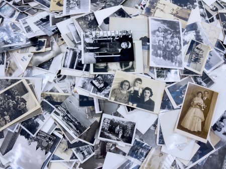 Téléchargez les photos : Istanbul, Turquie - Novembre 2021 : Collection de vieilles photos de famille turques des années 1930-1970 - en image libre de droit